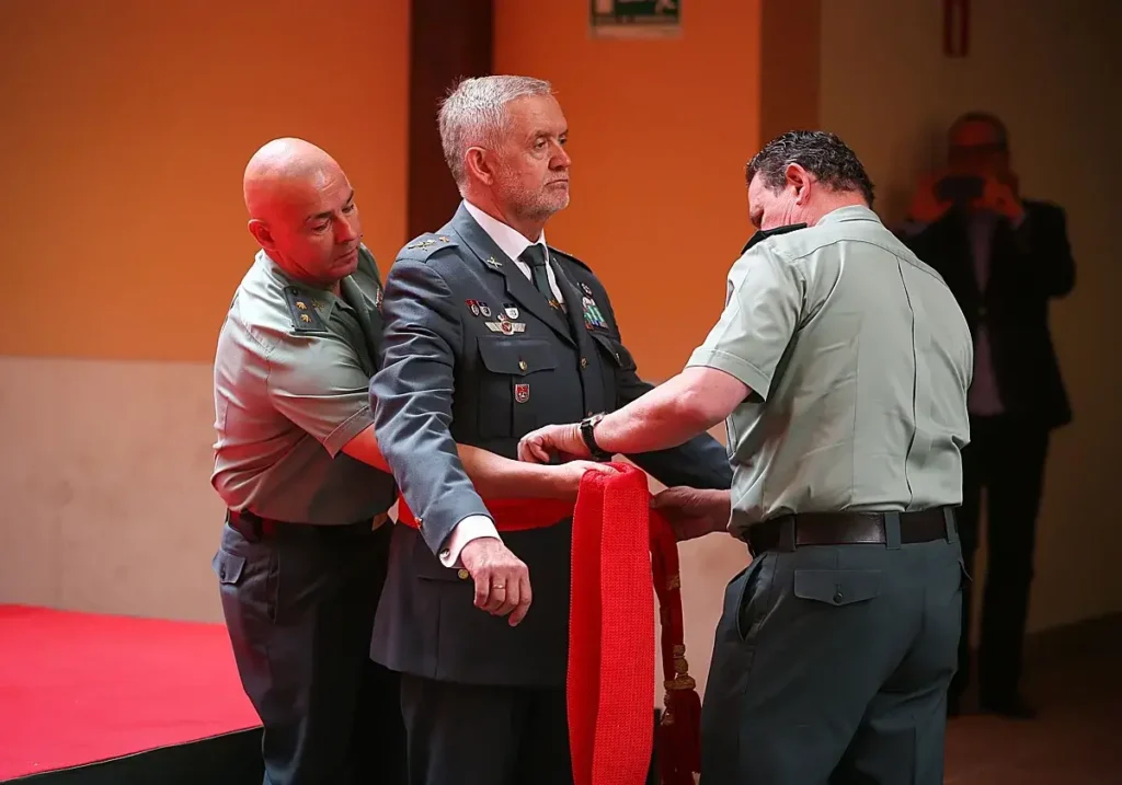 Imposición del fajín de general a Manuel Llamas en mayo de 2027.