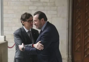 El ministro Puente junto a Salvador Illa, el pasado enero.