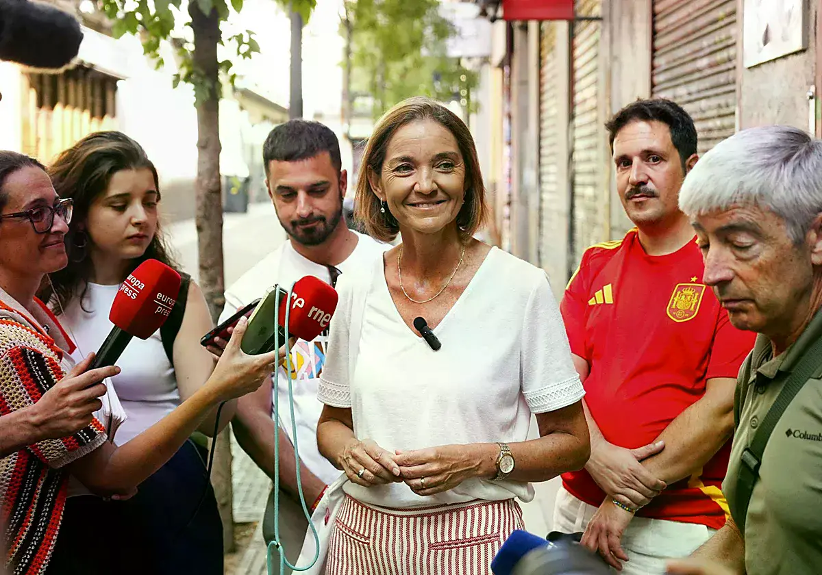 Reyes Maroto atiende a los medios tras votar en las primarias del PSOE