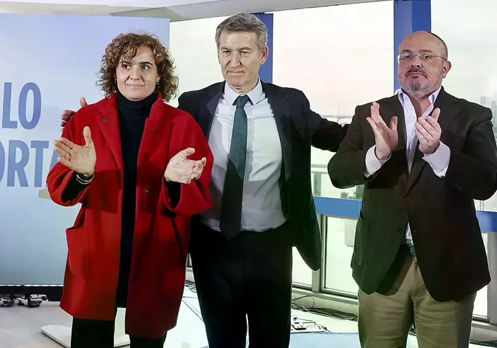 Feijóo, acompañado por Alejandro Fernández y Dolors Montserrat durante un acto en Barcelona en enero de 2026.