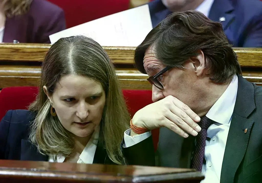 Salvador Illa conversa con la consejera Mónica Martínez Bravo.