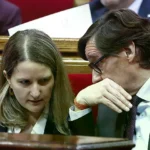 Salvador Illa conversa con la consejera Mónica Martínez Bravo.