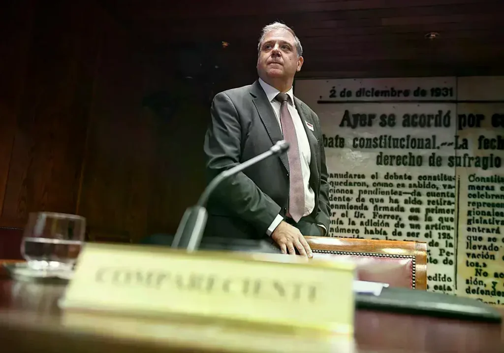 Juan Manuel Serrano ante el Senado en septiembre de 2025.