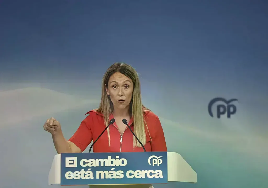 Alma Ezcurra comparece en la sala de prensa del PP en su sede de Génova.