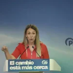 Alma Ezcurra comparece en la sala de prensa del PP en su sede de Génova.