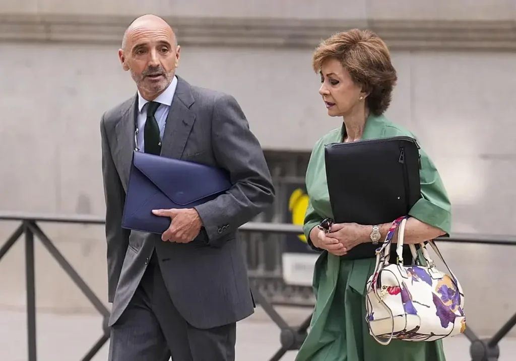 El empresario Julio Martínez junto a su abogada a su llegada a la Audiencia Nacional este martes.