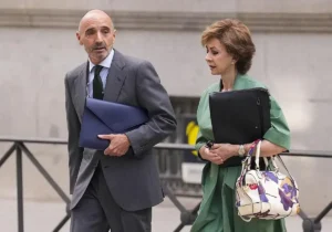 El empresario Julio Martínez junto a su abogada a su llegada a la Audiencia Nacional este martes.