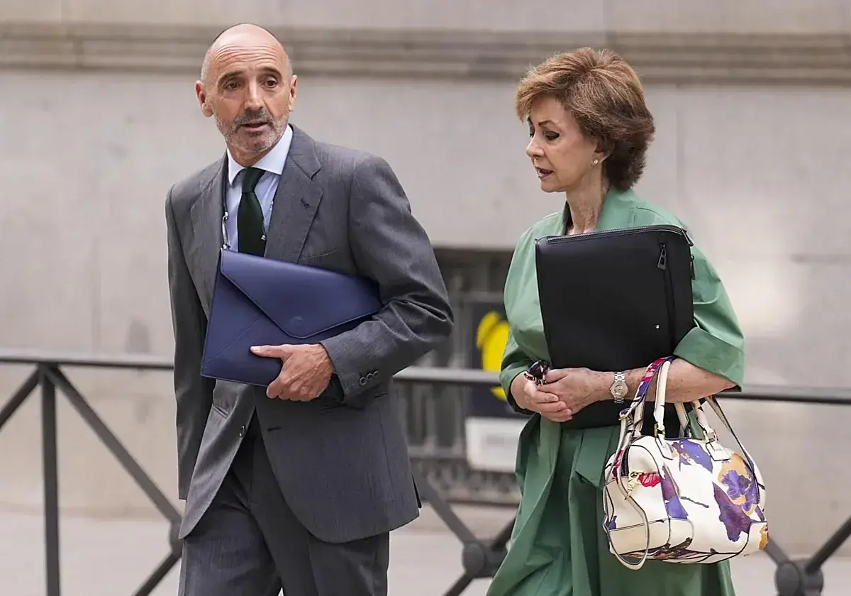 El empresario Julio Martínez junto a su abogada a su llegada a la Audiencia Nacional este martes.