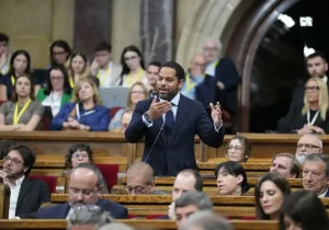 El diputado de Vox Ignacio Garriga, durante una sesión plenaria en el Parlament.