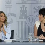 La vicepresidenta segunda, Yolanda Díaz, y la portavoz del Gobierno, Elma Saiz, este martes. (EFE)