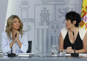 La vicepresidenta segunda, Yolanda Díaz, y la portavoz del Gobierno, Elma Saiz, este martes. (EFE)
