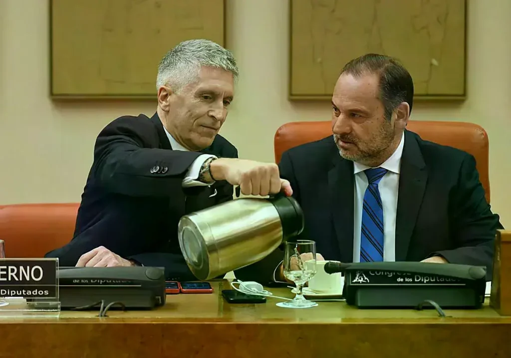 El ministro de Interior, Fernando Grande-Marlaska, y el exministro de Transportes José Luis Ábalos conversan durante la Comisión de Interior, en el Congreso de los Diputados, a 27 de marzo de 2023.