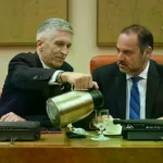 El ministro de Interior, Fernando Grande-Marlaska, y el exministro de Transportes José Luis Ábalos conversan durante la Comisión de Interior, en el Congreso de los Diputados, a 27 de marzo de 2023.