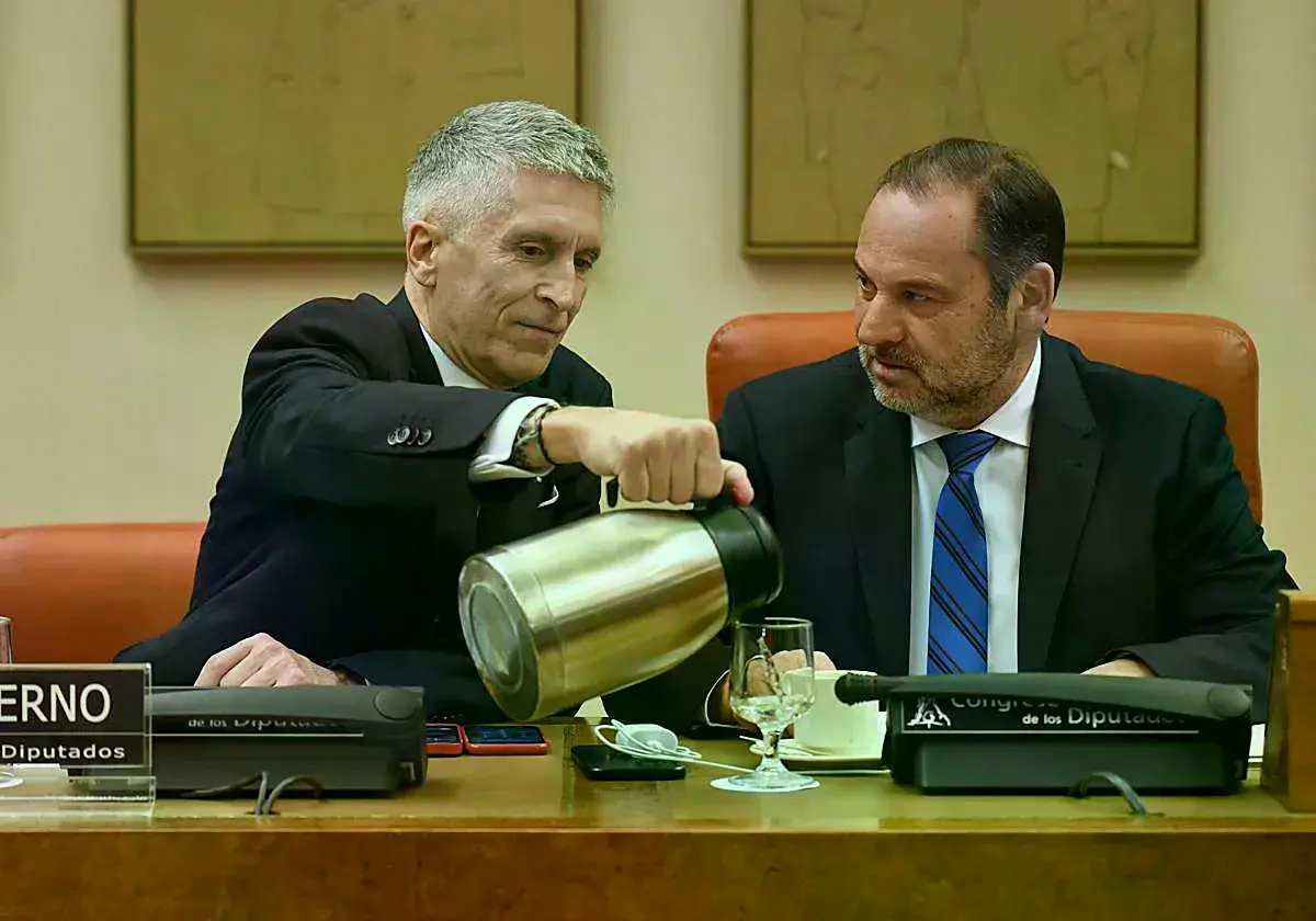 El ministro de Interior, Fernando Grande-Marlaska, y el exministro de Transportes José Luis Ábalos conversan durante la Comisión de Interior, en el Congreso de los Diputados, a 27 de marzo de 2023.