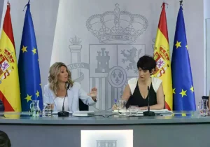 La vicepresidenta Yolanda Díaz y la portavoz del Gobierno, Elma Saiz, el martes en Moncloa.