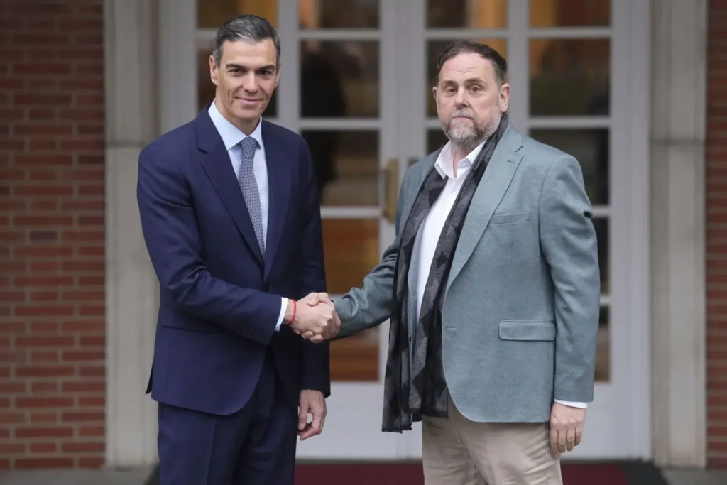 El presidente del Gobierno, Pedro Sánchez, y el líder de Esquerra, Oriol Junqueras, se saludan a las puertas de Moncloa antes de la reunión que celebraron a principios de enero.