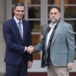 El presidente del Gobierno, Pedro Sánchez, y el líder de Esquerra, Oriol Junqueras, se saludan a las puertas de Moncloa antes de la reunión que celebraron a principios de enero.