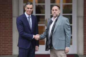 El presidente del Gobierno, Pedro Sánchez, y el líder de Esquerra, Oriol Junqueras, se saludan a las puertas de Moncloa antes de la reunión que celebraron a principios de enero.