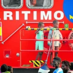 Dos niños a bordo de uno de los barcos de Salvamento Marítimo.