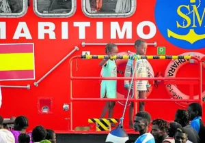 Dos niños a bordo de uno de los barcos de Salvamento Marítimo.