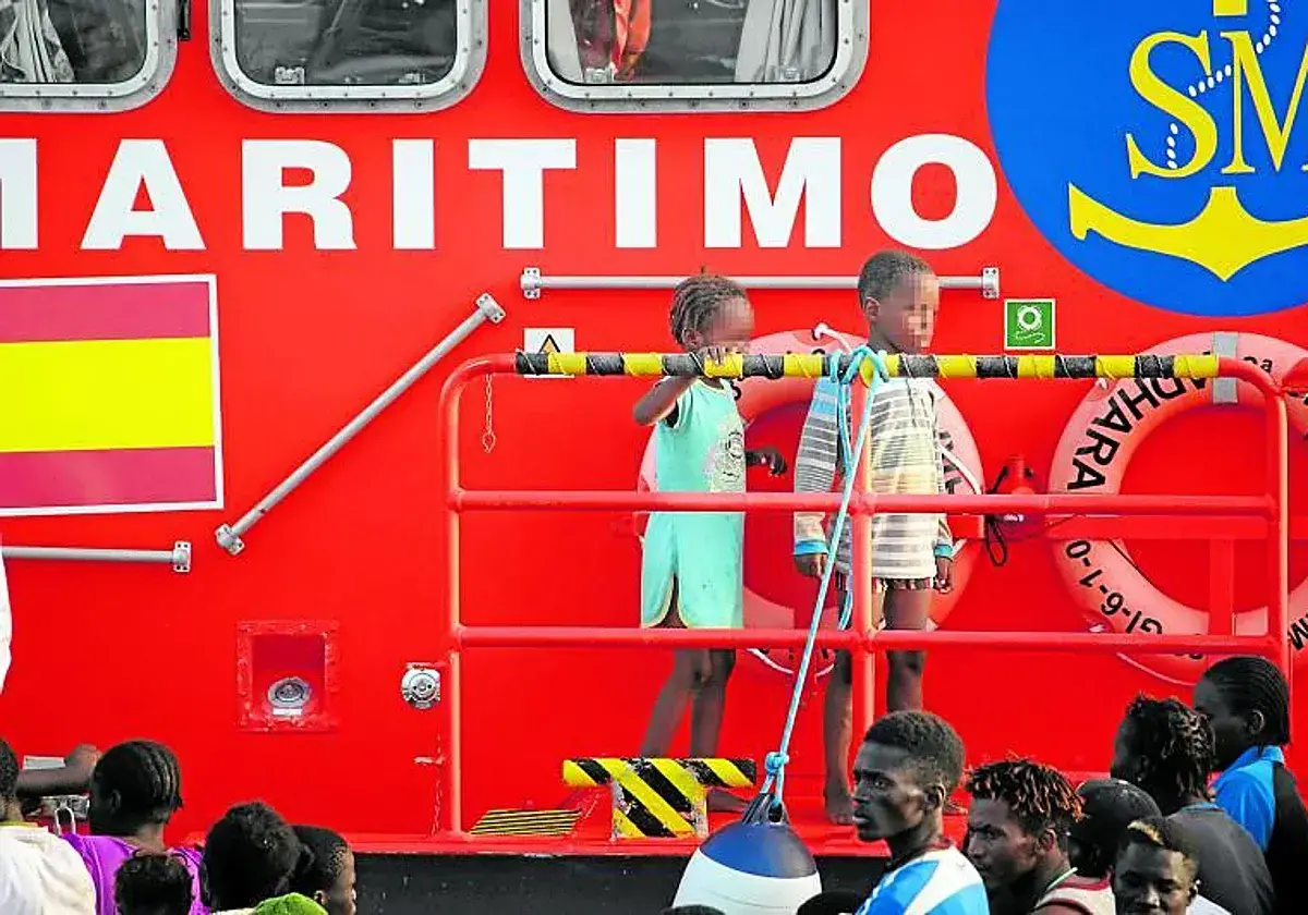 Dos niños a bordo de uno de los barcos de Salvamento Marítimo.